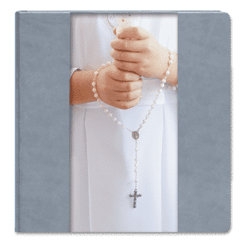 Tradycyjne albumy na zdjęcia komunijne jako pamiątka Pierwszej Komunii Świętej dla chłopca i dziewczynki