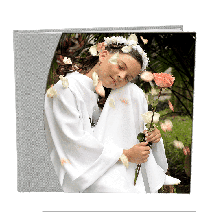 Tradycyjne albumy na zdjęcia komunijne jako pamiątka Pierwszej Komunii Świętej dla chłopca i dziewczynki