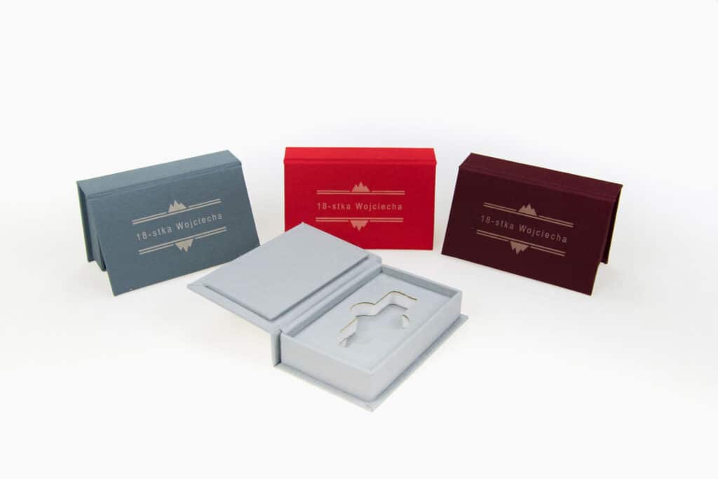 Pudełko z miejscem na pendrive w okładzinach płóciennych